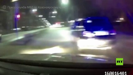 شاهد.. سيارة تسحق مدخل محل بيع السيارات أثناء مطاردة بوليسية