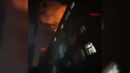 İSTANBUL-BAĞCILAR'DA BİR BİNANIN ÇATISI ALEV ALEV YANDI