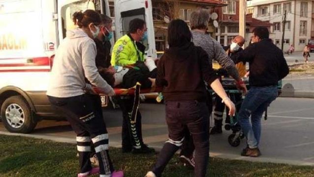 Arabanın önüne atlayan şahıs, 'Ben daha ölmedim mi' dedi, başka bir otomobilin önüne daha atladı