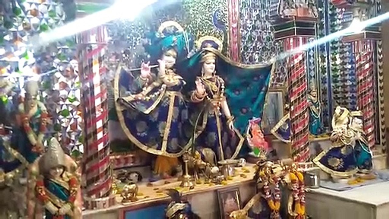 जागरूकता पुजारी ने मंदिर में भक्तों के प्रवेश पर रोक शारीरिक दूरी के लिए मुख्य द्वार पर बांधी रस्सी