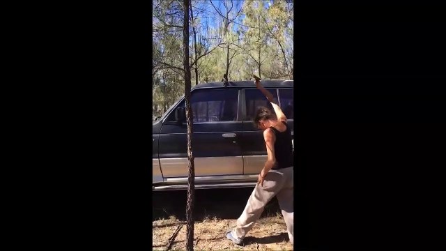 Elle casse la vitre de sa voiture pour récupérer ses clés mais attendez la fin