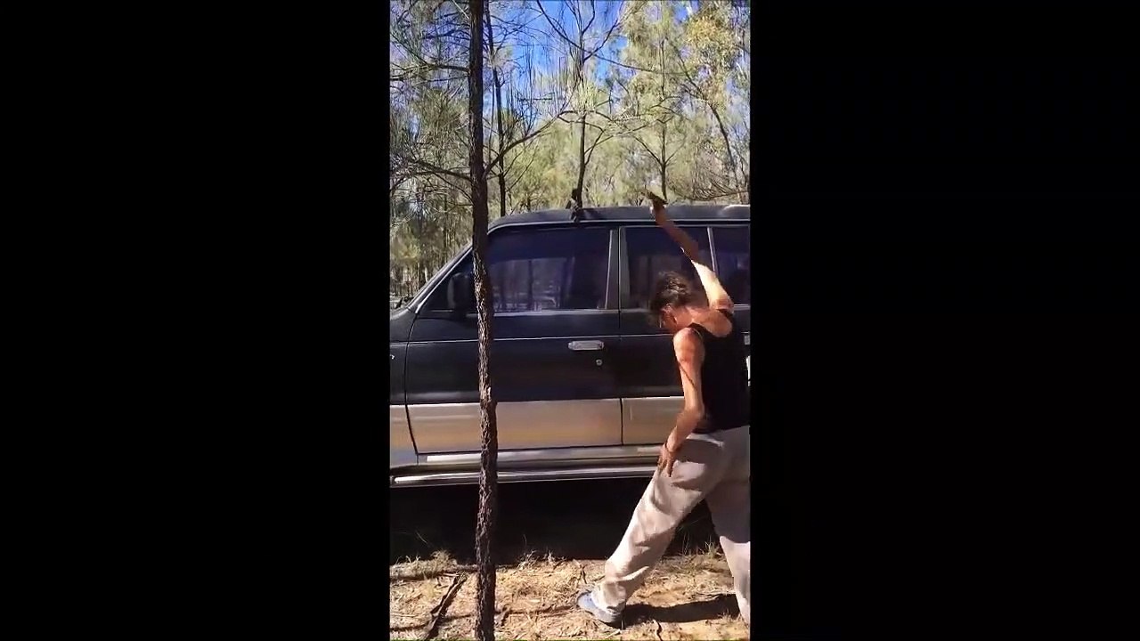 Elle casse la vitre de sa voiture pour récupérer ses clés mais attendez la fin