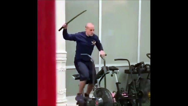 Lui il ne rigole pas pendant son entrainement en salle de sport