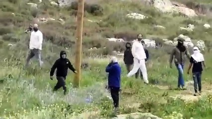 Yahudi işgalcilerden alçak hareket! Yaşlı Filistinliye taşlarla saldırdılar