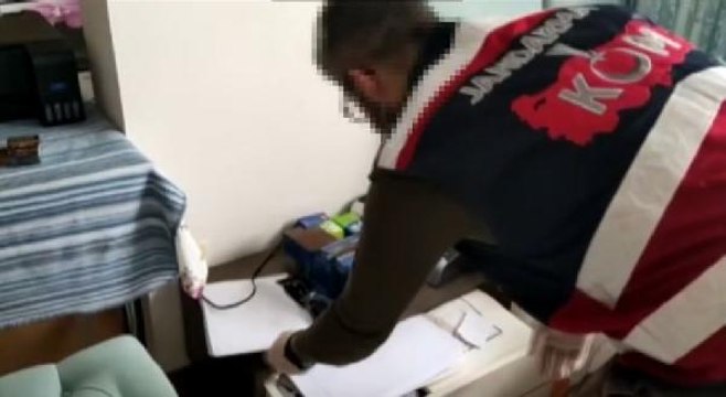 Son dakika haberi... KARTAL'DA TERÖR ÖRGÜTÜ MENSUPLARINA SAHTE NÜFUS CÜZDANI HAZIRLAYAN ŞÜPHELİ YAKALADI