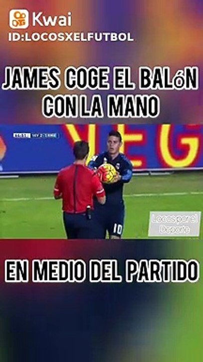 James coje el balon con la mao