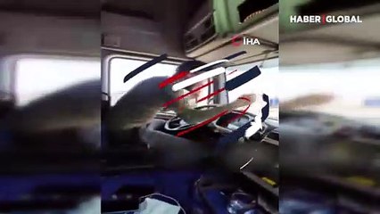 Tırda tehlike saçan hareket! Direksiyonu bırakıp oynamaya başladı