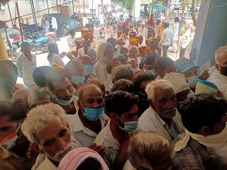कोरोना संक्रमण के फैलने के बाद भी लापरवाही का दौर जारी
