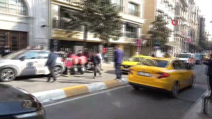 Taksim’de valelerle sokakta kalan çocuğun kavgası kamerada