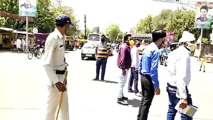 एसडीएम ने सड़क पर खड़े रहकर 4 घंटे तक बिना मास्क वाले लोगों पर कराई कार्रवाई