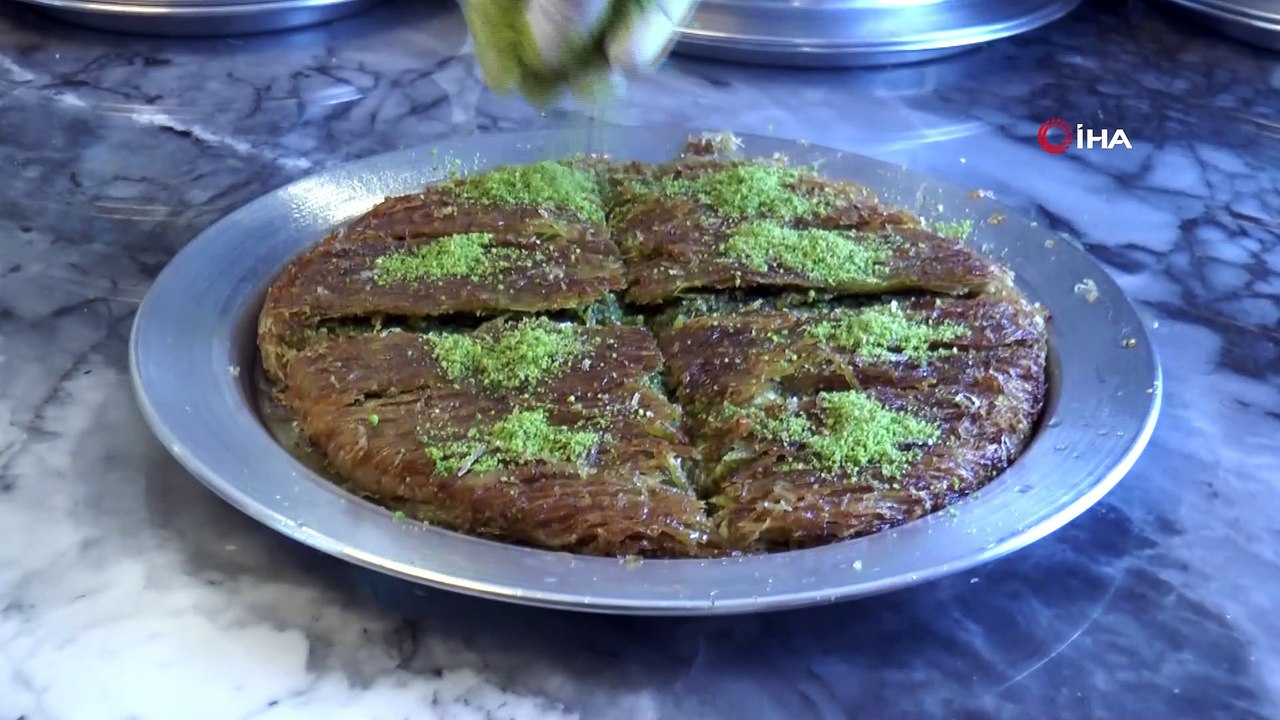 Künefe ustası, çölyak hastaları için glütensiz künefe üretti