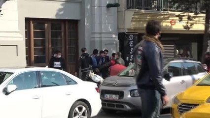 Son dakika... Taksim'de valelerle sokakta kalan çocuğun kavgası kamerada