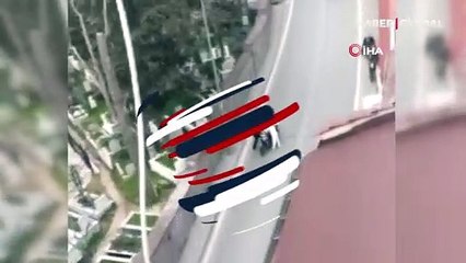 Köpeğine çarpan motosiklet sürücüsünü sopayla dövdü