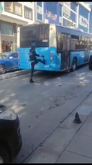 ÇEKMEKÖY'DE YOL KAVGASI... DEFALARCA OTOBÜSÜ TEKMELEDİ