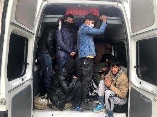Başkent'te 17 kişilik araçtan 40 düzensiz göçmen çıktı