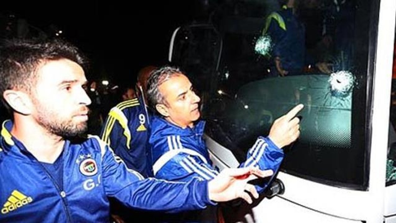 2015'te otobüsüne silahlı saldırı yapılan Fenerbahçe'den bir paylaşım daha: "Taş değil kurşun!"