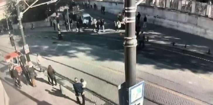 SULTANAHMET'TE HAREKETLİ ANLAR... KAVGA ETTİĞİ KİŞİLERİN ÜZERİNE OTOMOBİLİNİ BÖYLE SÜRDÜ