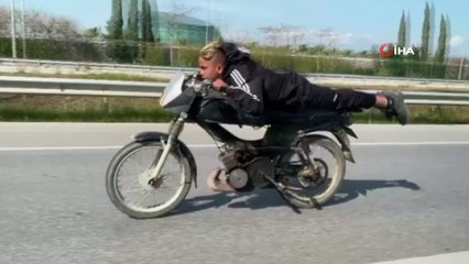 Motosiklete yüzüstü yatıp akrobasi yaptılar polisi görünce yaya olarak kaçtılar