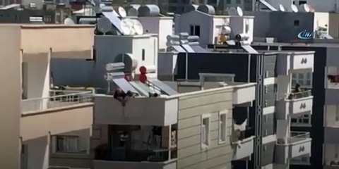 Kadın çocuğunu sepet gibi çatıdan sarkıttı, bakın neden!