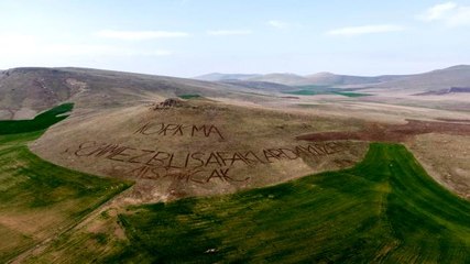 Vatan sevgisini dağlara yazdı