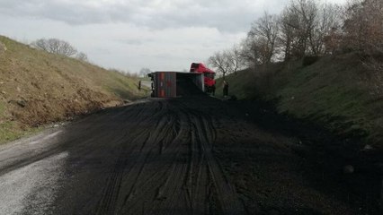 Tải video: Kömür yüklü TIR devrildi, ilçeye giden yol kapandı