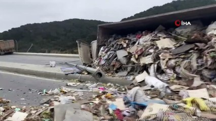Kağıthane’de hafriyat yüklü kamyon virajı alamayınca kontrolden çıkararak refüje çarpıp yan yattı. Kaza sonucu şoför yara almadan kurtulurken, hafriyatlar yola saçıldı.