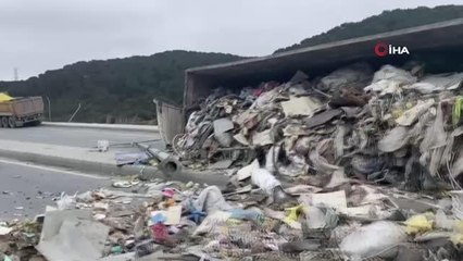 Kağıthane'de hafriyat yüklü kamyon virajı alamayınca kontrolden çıkararak refüje çarpıp yan yattı.