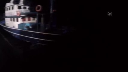 İzmir'de denize açılmak üzere koyda olan arızalı teknedeki 109 sığınmacı kurtarıldı