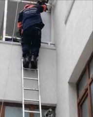 SİLİVRİ'DE AYAĞI KOPMAK ÜZERE OLAN GÜVERCİNİ İTFAİYE KURTARDI