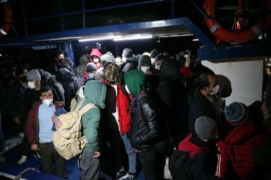 İzmir açıklarında teknede 109 kaçak göçmen yakalandı