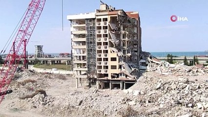 Yıkılan binanın altında kalmaktan son anda kurtuldu