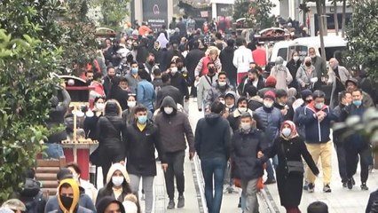 KISITLAMADA TAKSİM VE İSTİKLAL CADDESİ'NDE 'SOSYAL MESAFESİZ' KALABALIK