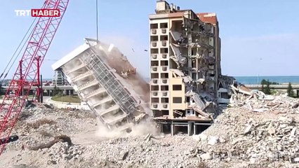 Yıkılan binanın altında kalmaktan son anda kurtuldu