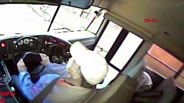 Geyik, seyir halindeki servisin ön camından içeriye girdi!