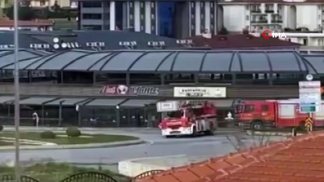 Mahsur kalanlar çatıdan itfaiye merdiveniyle alındı, evi ateşe verdiği iddia edilen şahıs gözaltına alındı