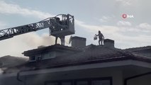 Son dakika haber... Mahsur kalanlar çatıdan itfaiye merdiveniyle alındı, evi ateşe verdiği iddia edilen şahıs gözaltına alındı