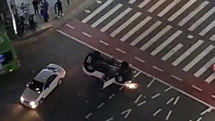 서울 송파구 교차로에서 승용차 전복 사고..."불법 좌회전" / YTN