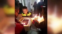 Sokağa çıkma kısıtlamasında polis amcaları onun doğum gününü unutmadı