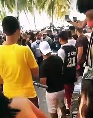 Sin mascarillas, decenas de personas se amontonan con El Alfa en Las Terrenas