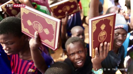 Moritanyalı çocuklara Kur'an-ı Kerim dağıtıldı