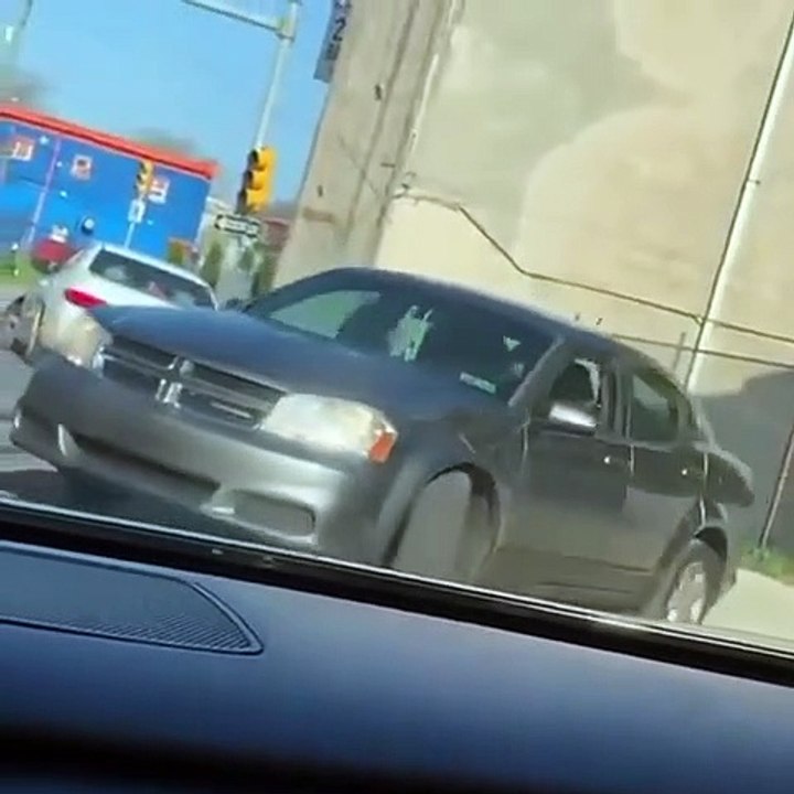 Un homme se fait rouler dessus et se relève