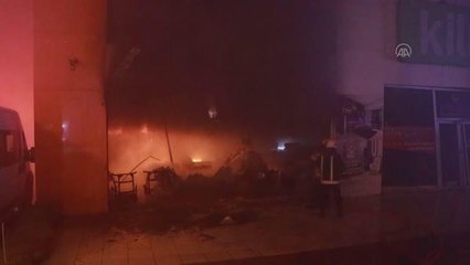 2 katlı mobilya dükkanında çıkan yangın söndürüldü