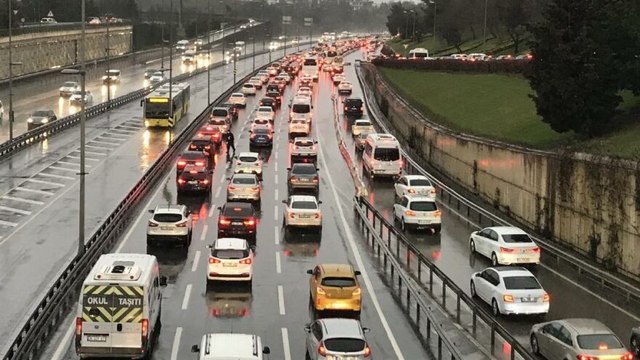 56 saatlik kısıtlama sonrası İstanbul’da trafik yoğunluğu