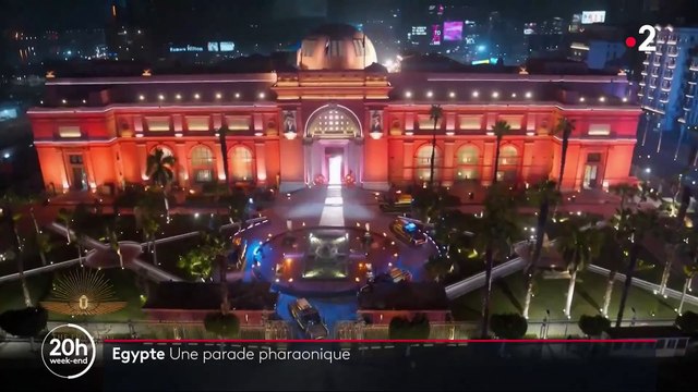 Egypte - Regardez ces images fantastiques des vingt-deux chars transportant des momies de rois et reines de l'Égypte antique ont défilé samedi dans les rues du Caire lors d'un spectacle grandiose