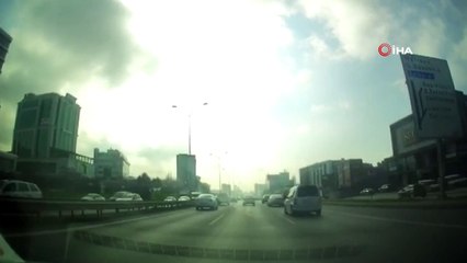 E-5’te faciadan dönülen trafik kazası kamerada