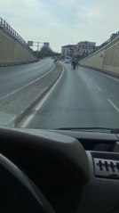 Son dakika: MOTOSİKLETE TUTUNAN PATENLİ GENÇLERİN TEHLİKELİ YOLCULUĞU KAMERADA