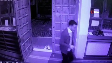 Cami cemaatinin ayakkabısını çalan sevimli hırsız kameraya yakalandı