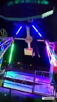 Une chute vertigineuse d'une fille du haut d'une machine mécanique