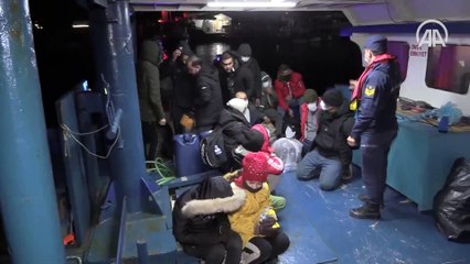 Denize açılmak üzere olan arızalı teknedeki 109 sığınmacı kurtarıldı