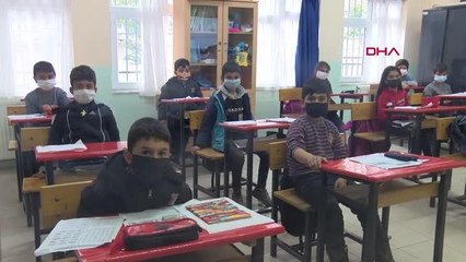 Son dakika haberi: ÖĞRENCİLERİ OKULA ALIŞTIRMAK İÇİN DUVARLARI, SIRALARI, ZEMİNİ BOYADILAR